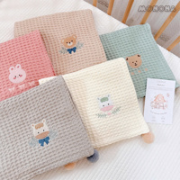 Chăn waffle thêu có hạt bông Monona MNN0139